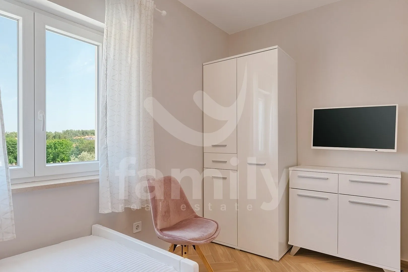vila sa konobom i bazenom blizu plaže i grada - slika 13