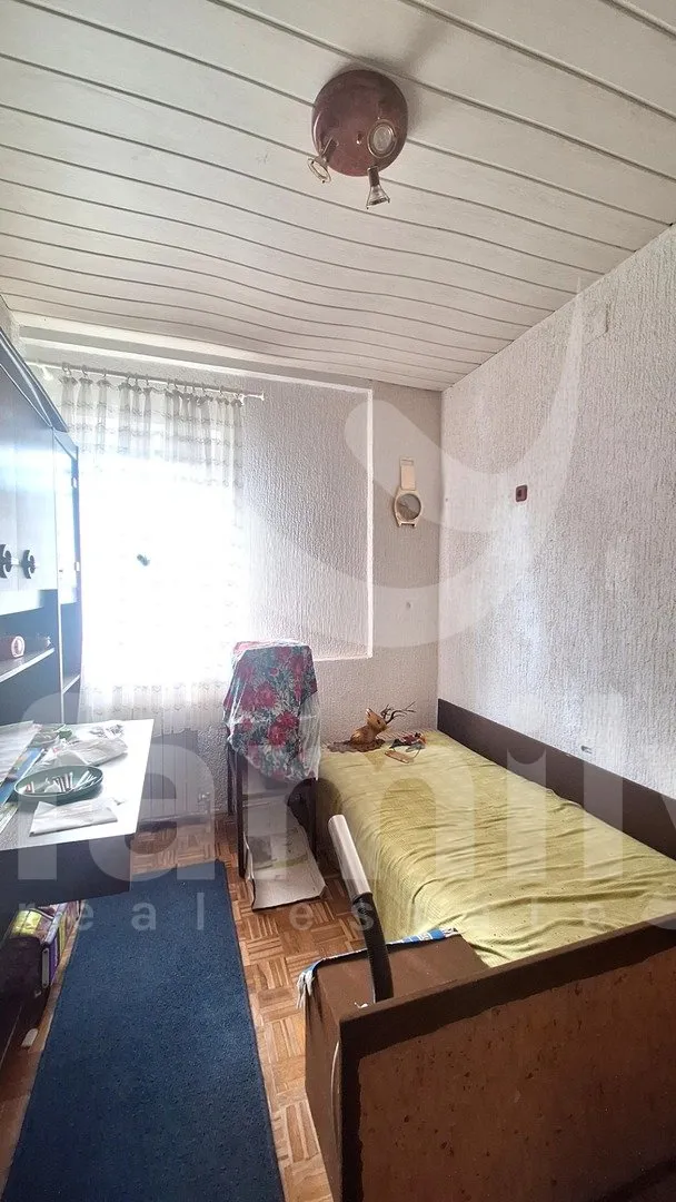 prodaja prostrane obiteljske kuće s velikim imanjem - slika 19