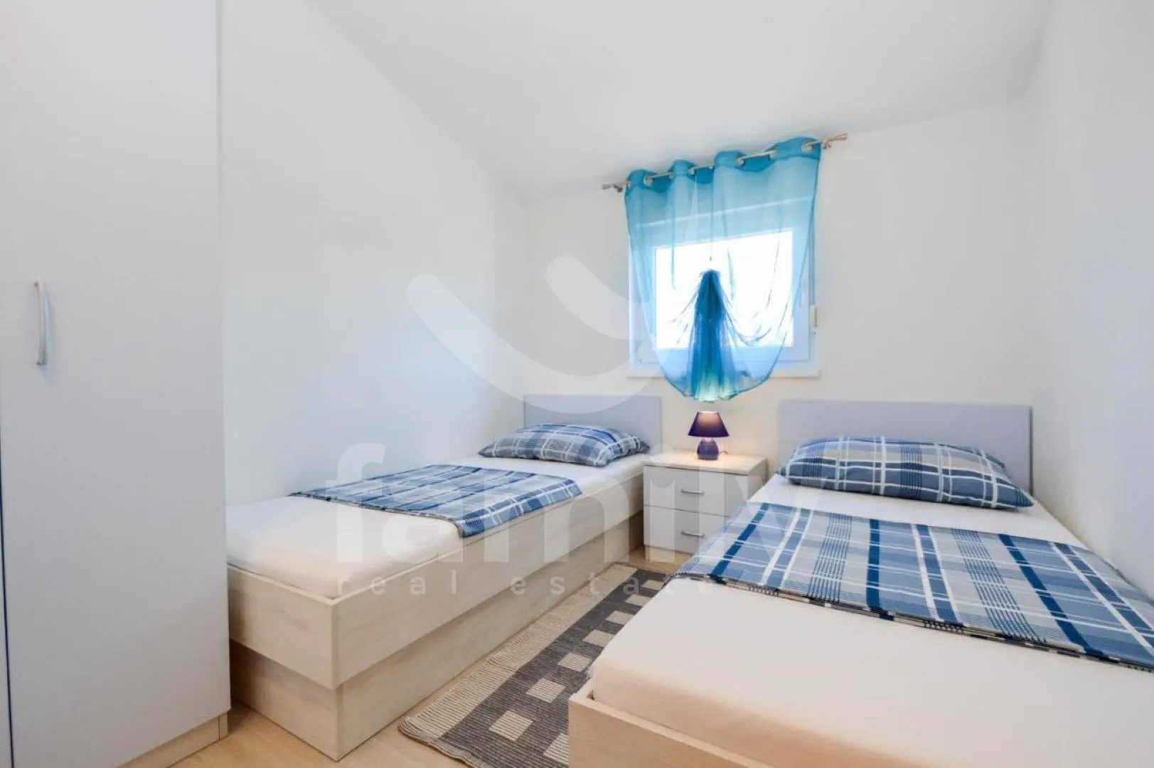 prostrana samostojeća kuća sa 5 apartmana i pogledom na more - slika 18