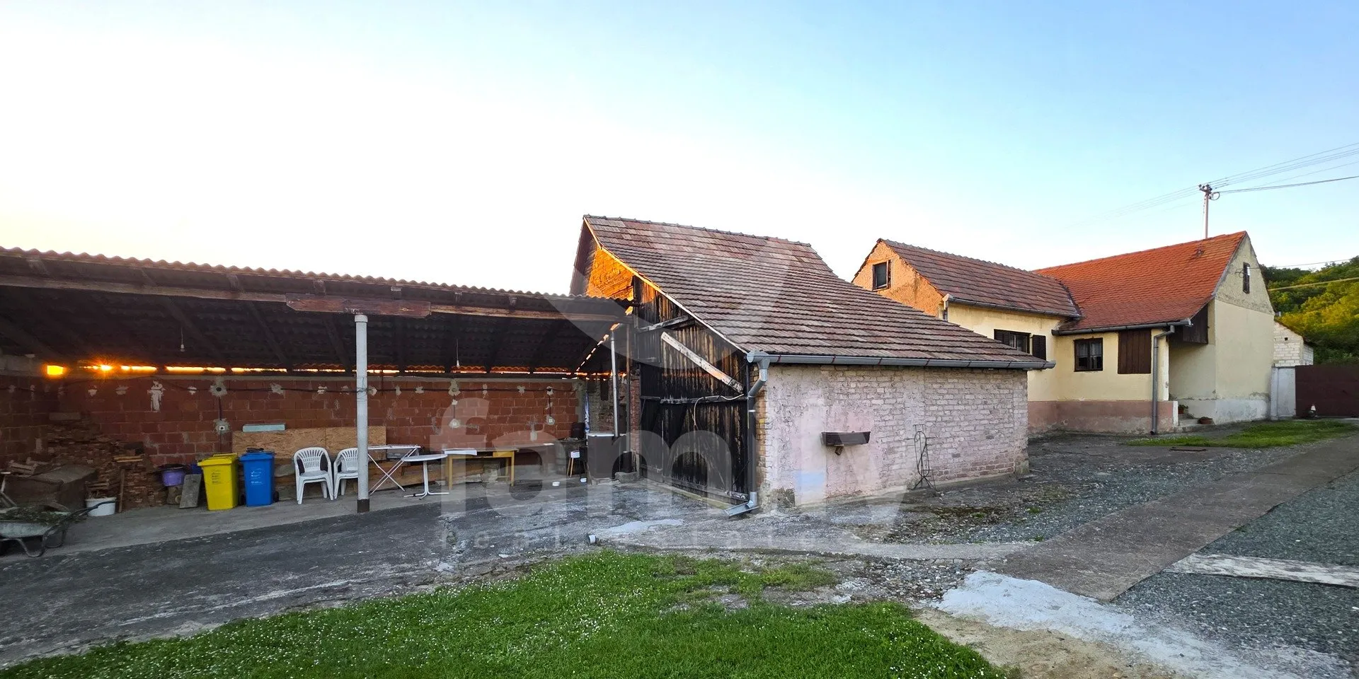 prodaja kuće s pomoćnim objektima te dva jutra zemlje u lađevcu - slika 5