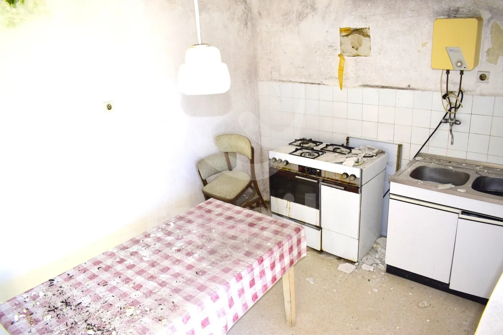 tri kamene kuće sa prostranom građevinskom okućnicom - slika 15
