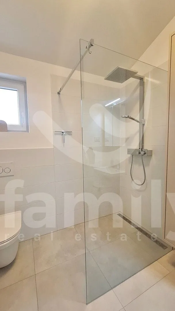 prodaja modernog dvosobnog stana sa pogledom na more - slika 9