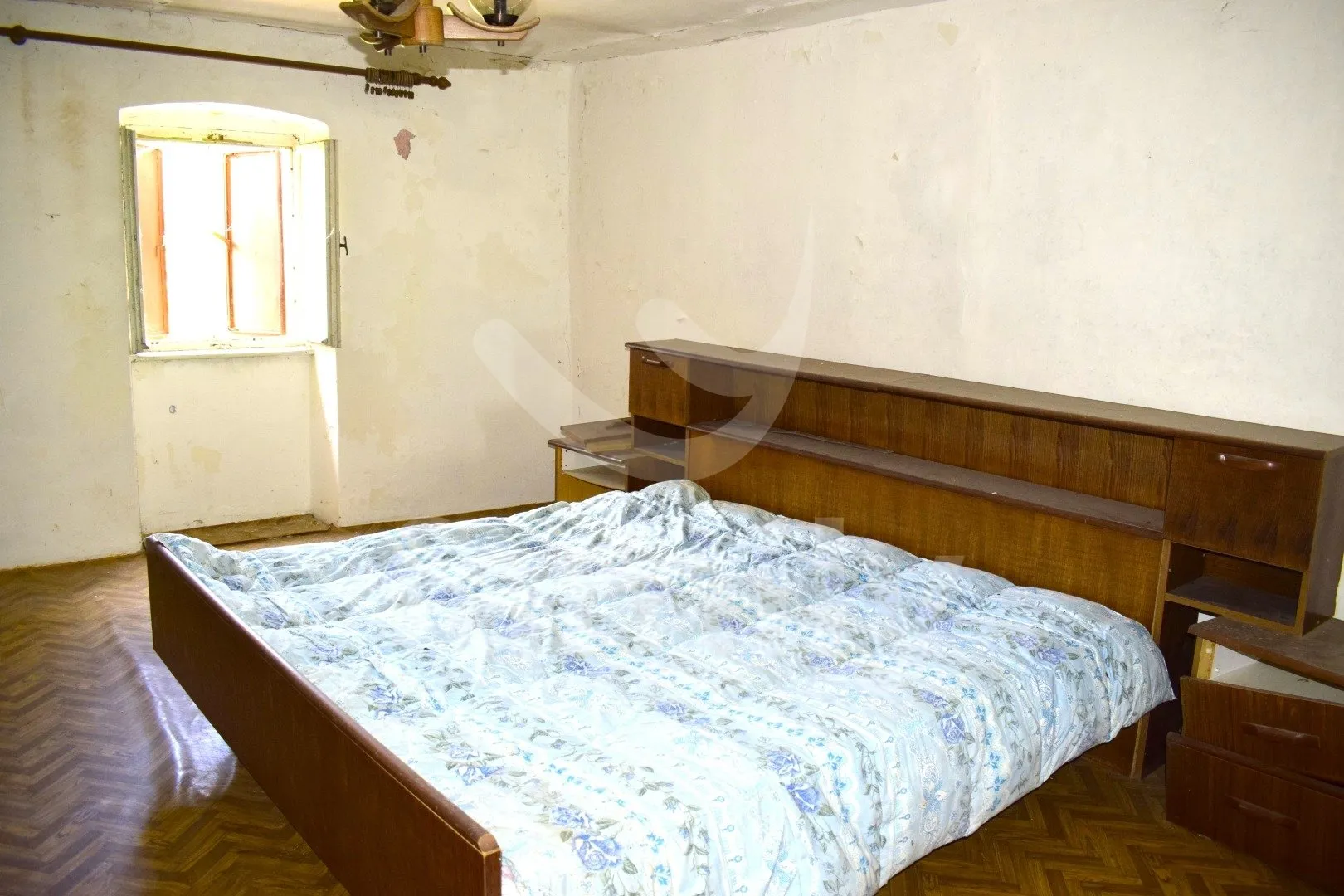 tri kamene kuće sa prostranom građevinskom okućnicom - slika 9