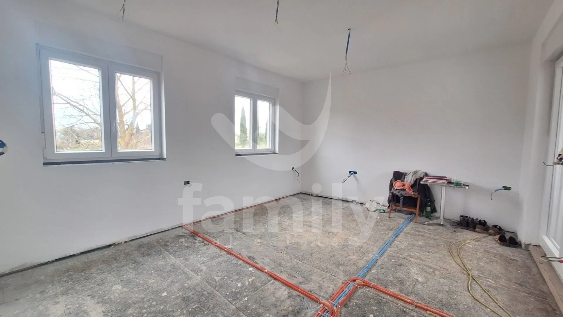 moderna kuća u mirnom i novom naselju u puli - slika 12