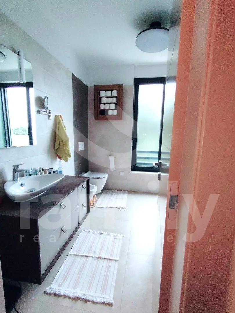 luksuzni dvoetažni penthouse prvi red do mora - slika 15