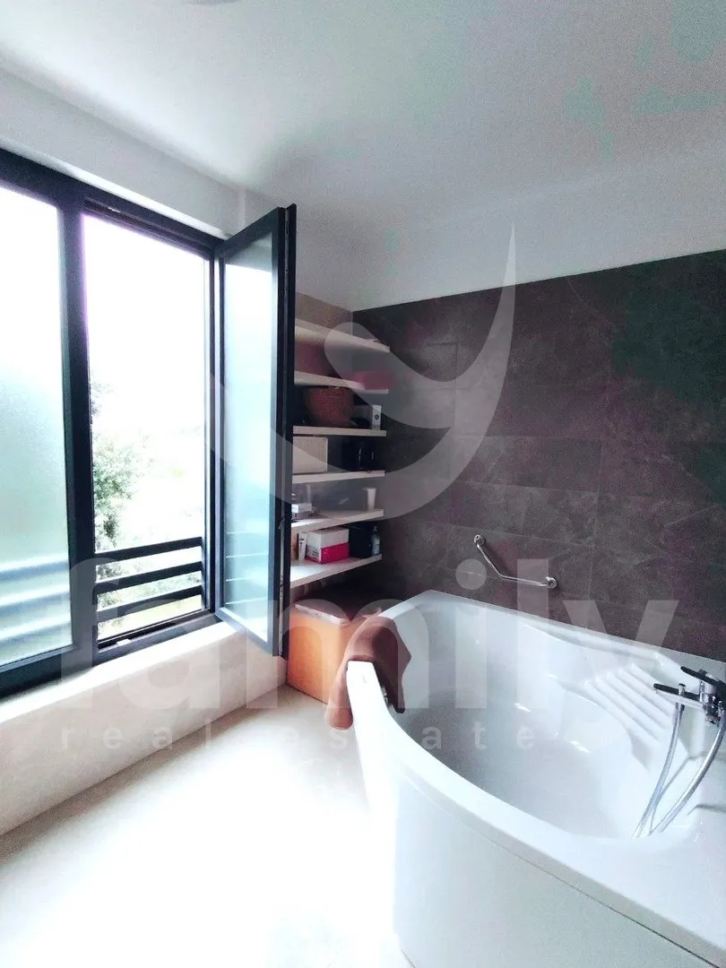 luksuzni dvoetažni penthouse prvi red do mora - slika 14
