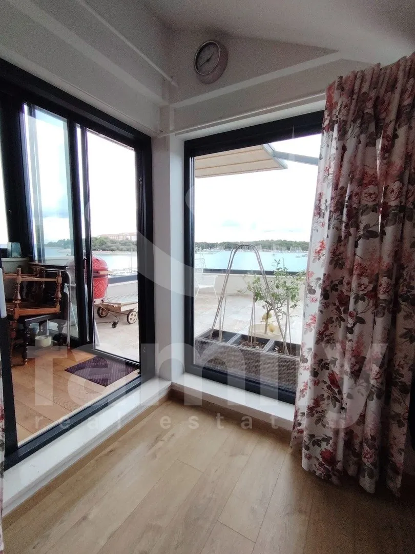 luksuzni dvoetažni penthouse prvi red do mora - slika 21
