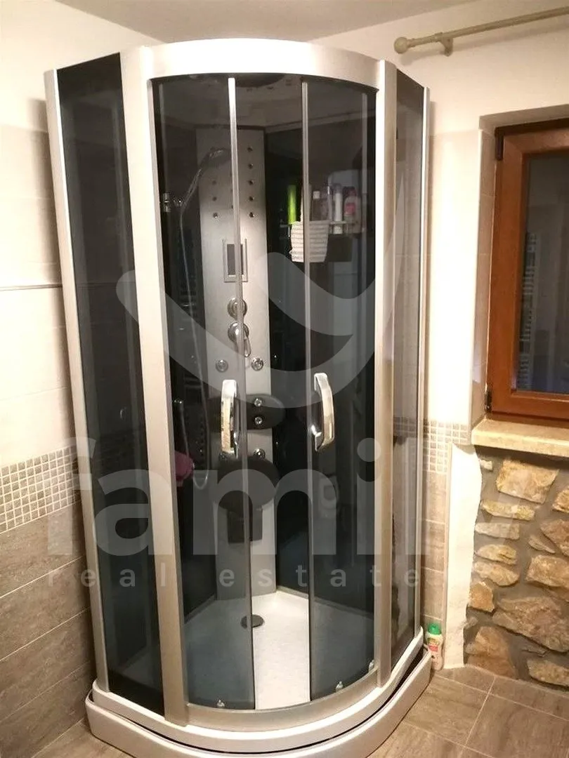 visokokvalitetna kamena vila sa bazenom i garažom - slika 22