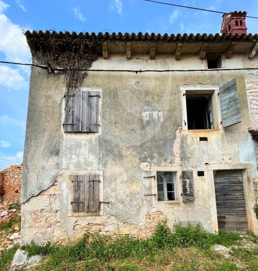 Kamena Kuća Sa Prostranom Građevinskom Okućnicom - Valtura, Ližnjan