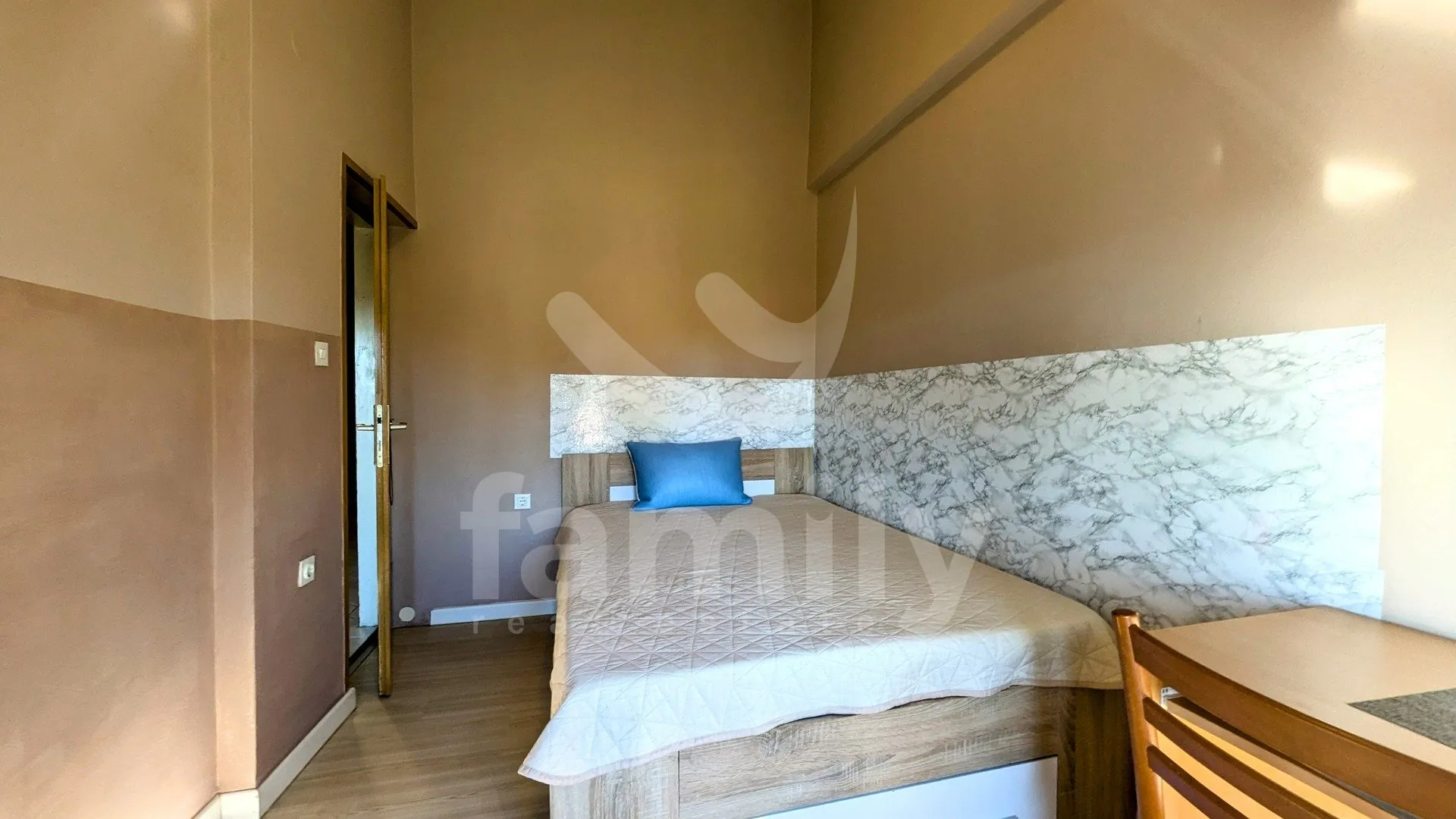 prodaja predivna kuća sa više apartmana i građevinskim zemljištem - slika 8