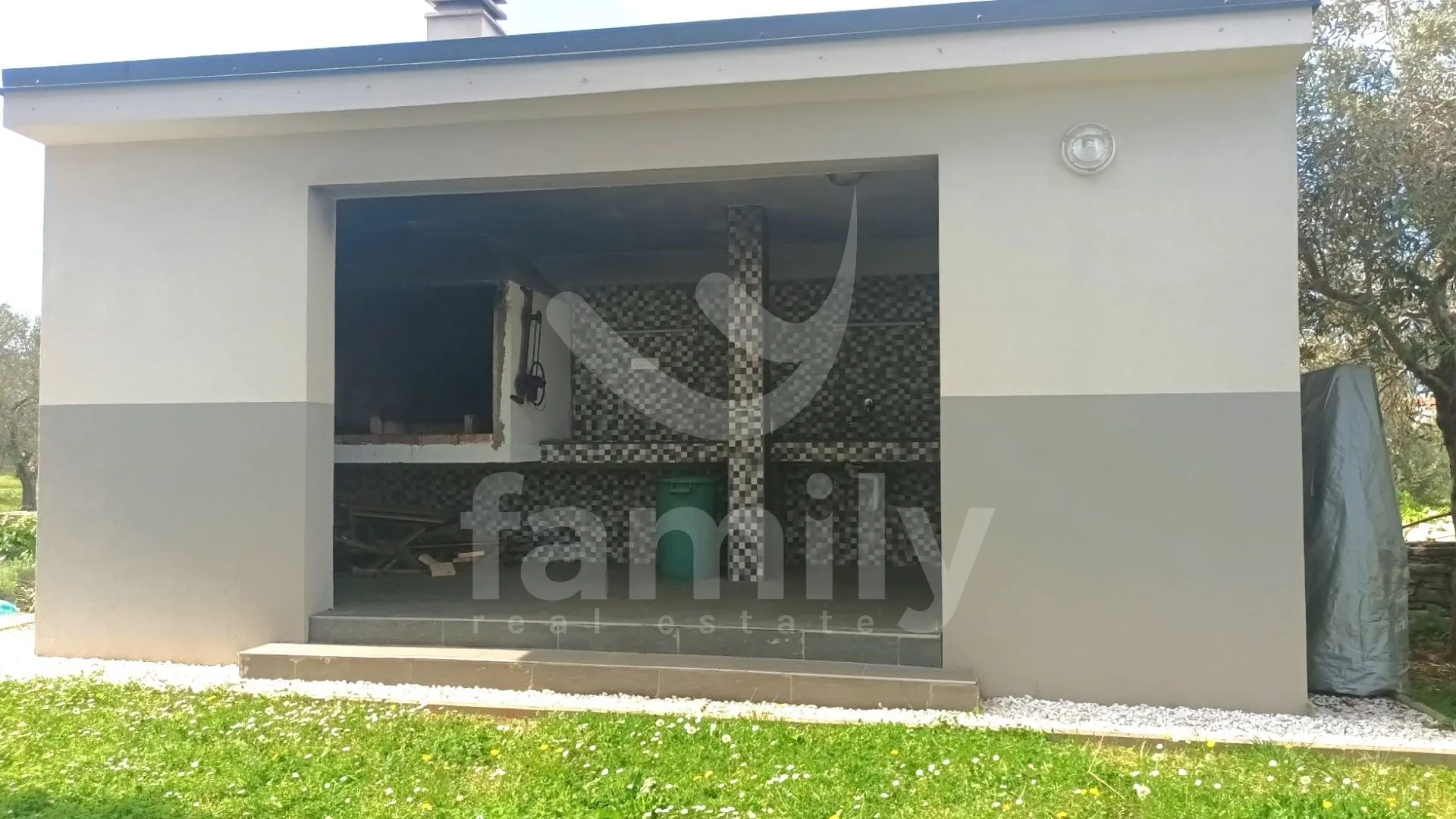 trosoban stan s vrtom, terasom i mediteranskim šarmom - slika 9