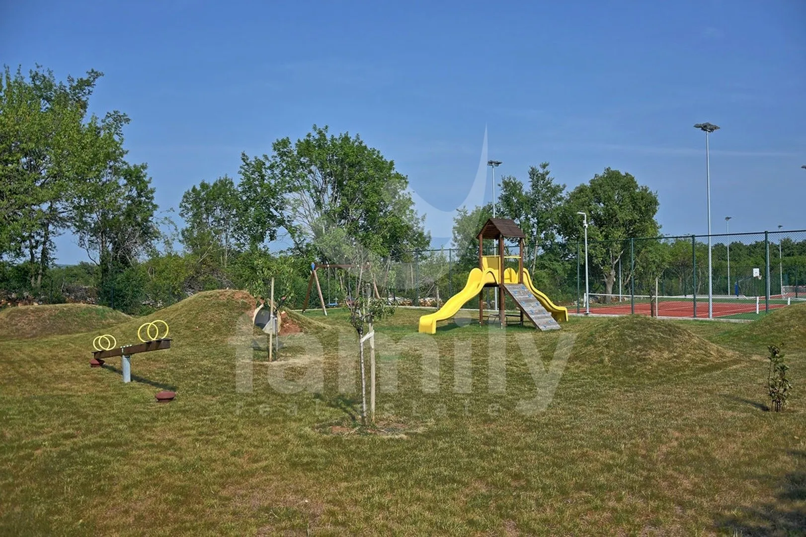 prestižna vila sa sportskim terenima i pogledom na more - slika 27