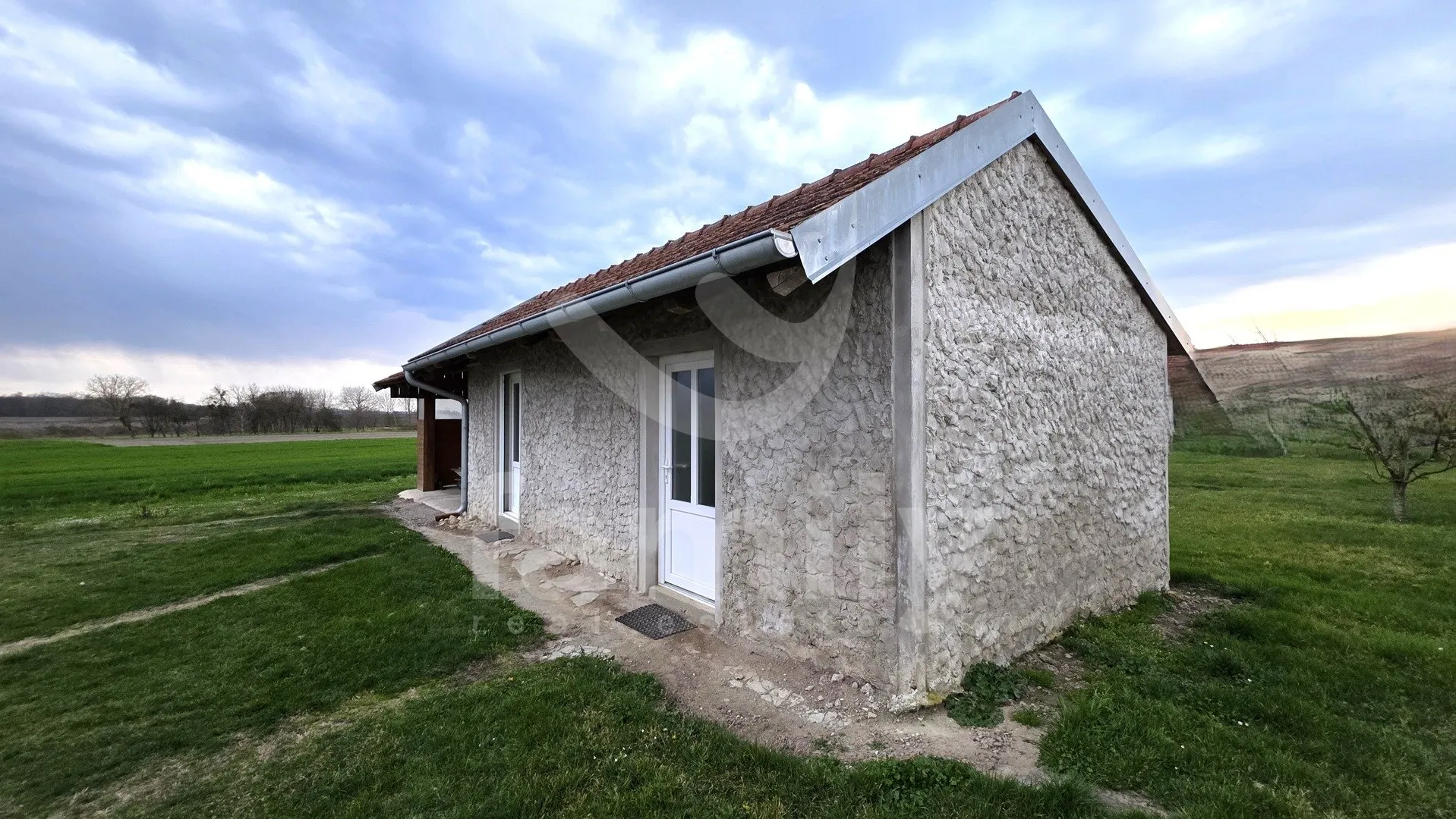 prodaja predivne prizemnice sa prostranim građevinskim zemljištem - slika 13