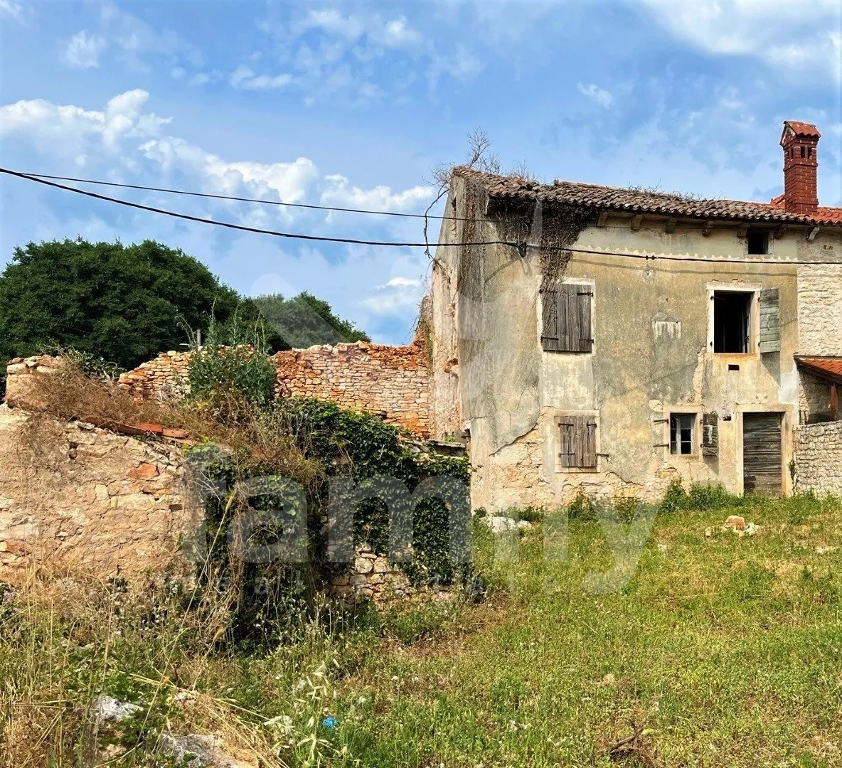 kamena kuća sa prostranom građevinskom okućnicom - slika 8