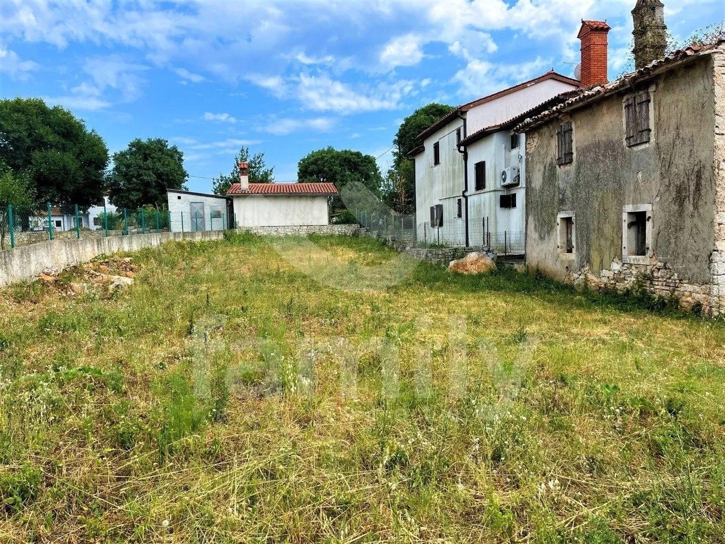 kamena kuća sa prostranom građevinskom okućnicom - slika 3