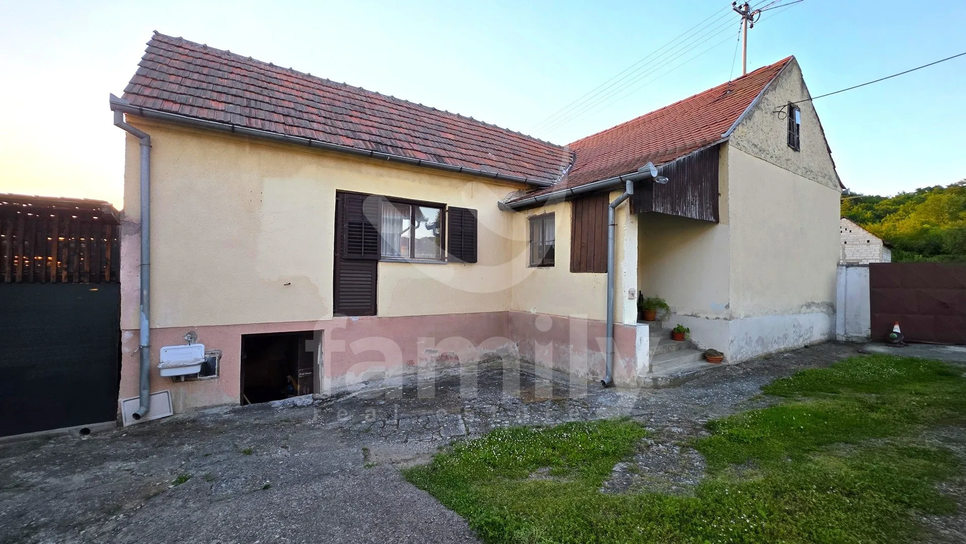 prodaja kuće s pomoćnim objektima te dva jutra zemlje u lađevcu - slika 3