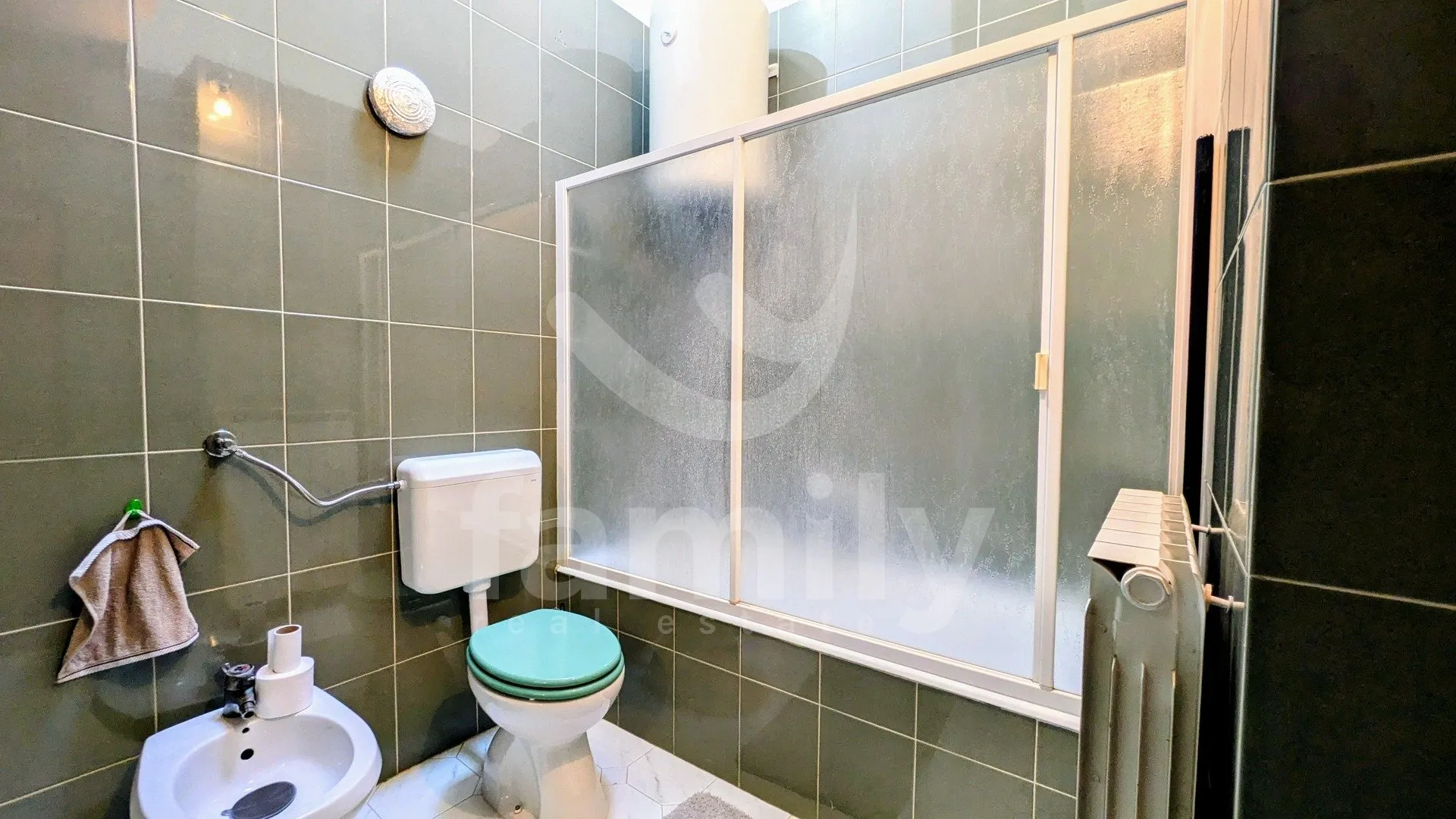 prodaja predivna kuća sa više apartmana i građevinskim zemljištem - slika 11