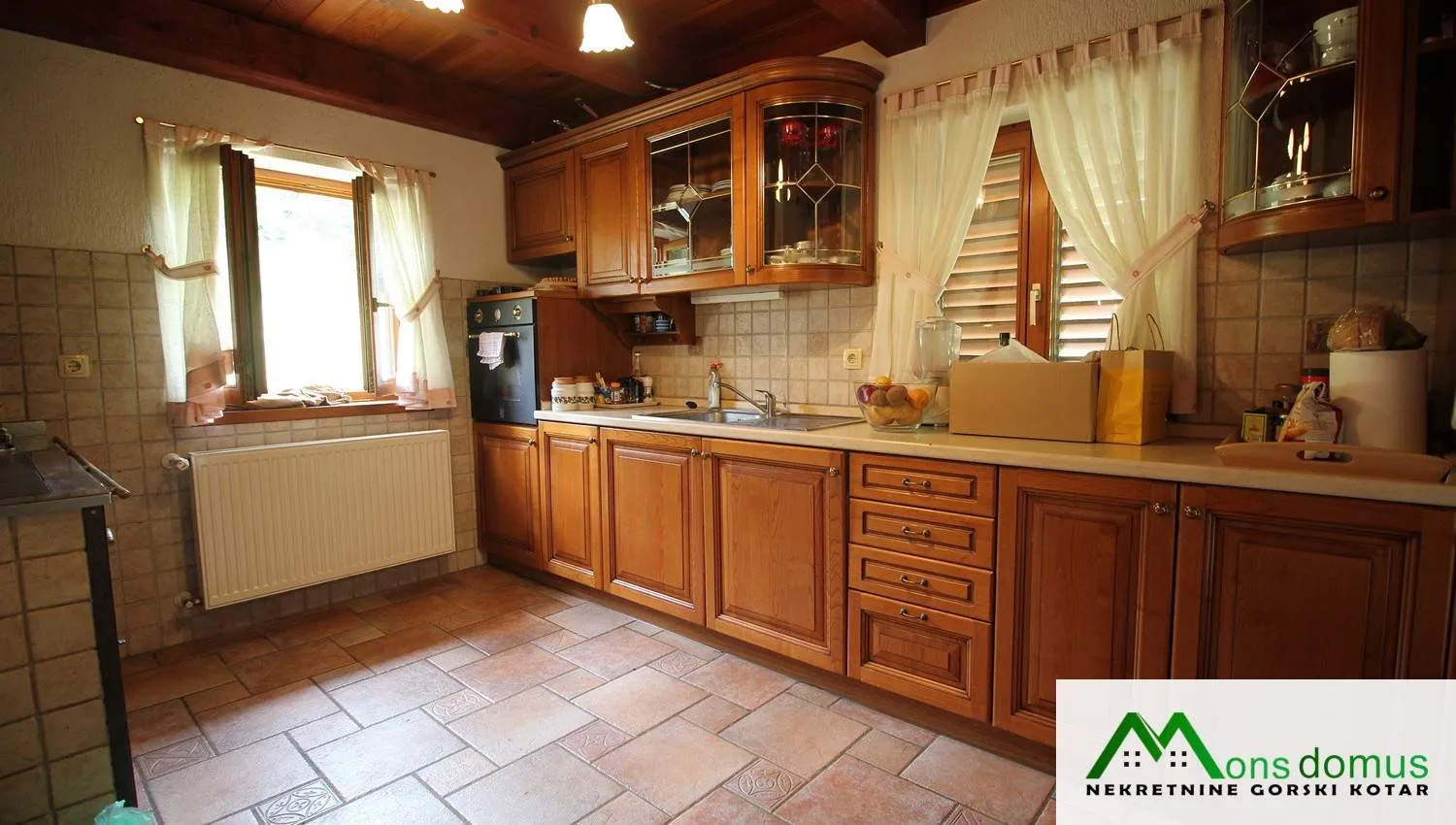 8843 m2 građevinskog zemljišta, dvije vikend kuće i garaža - slika 11