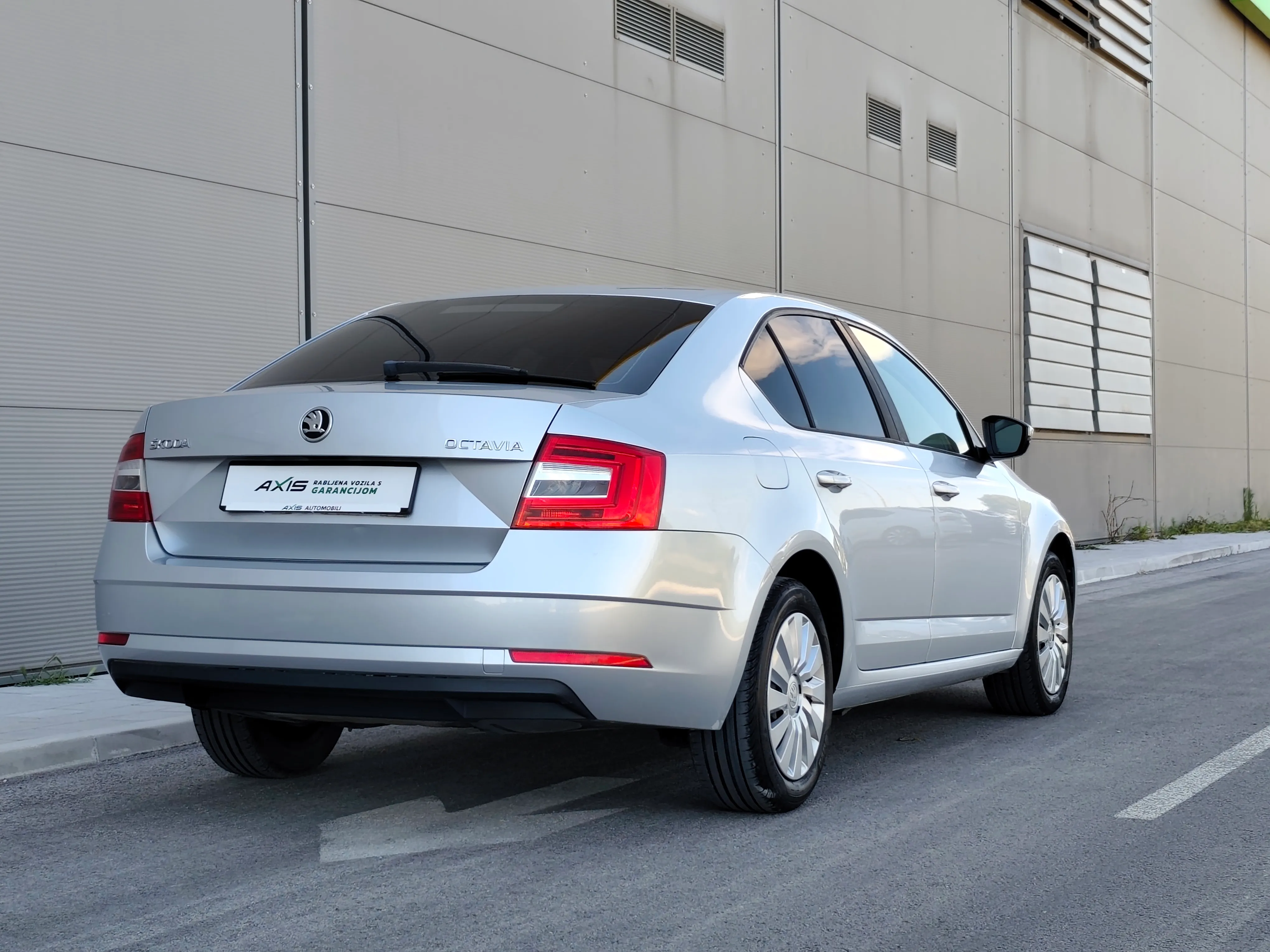 škoda octavia 1,6 tdi simply |hr auto |veliki servsi |odlično stanje - slika 10