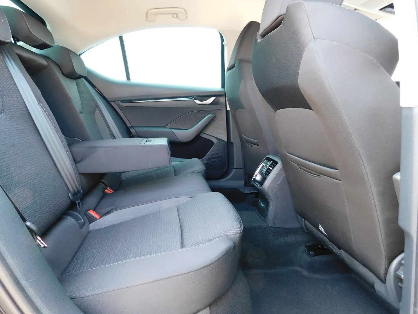 12775 škoda octavia fl selection 2.0 tdi dsg - slika 13