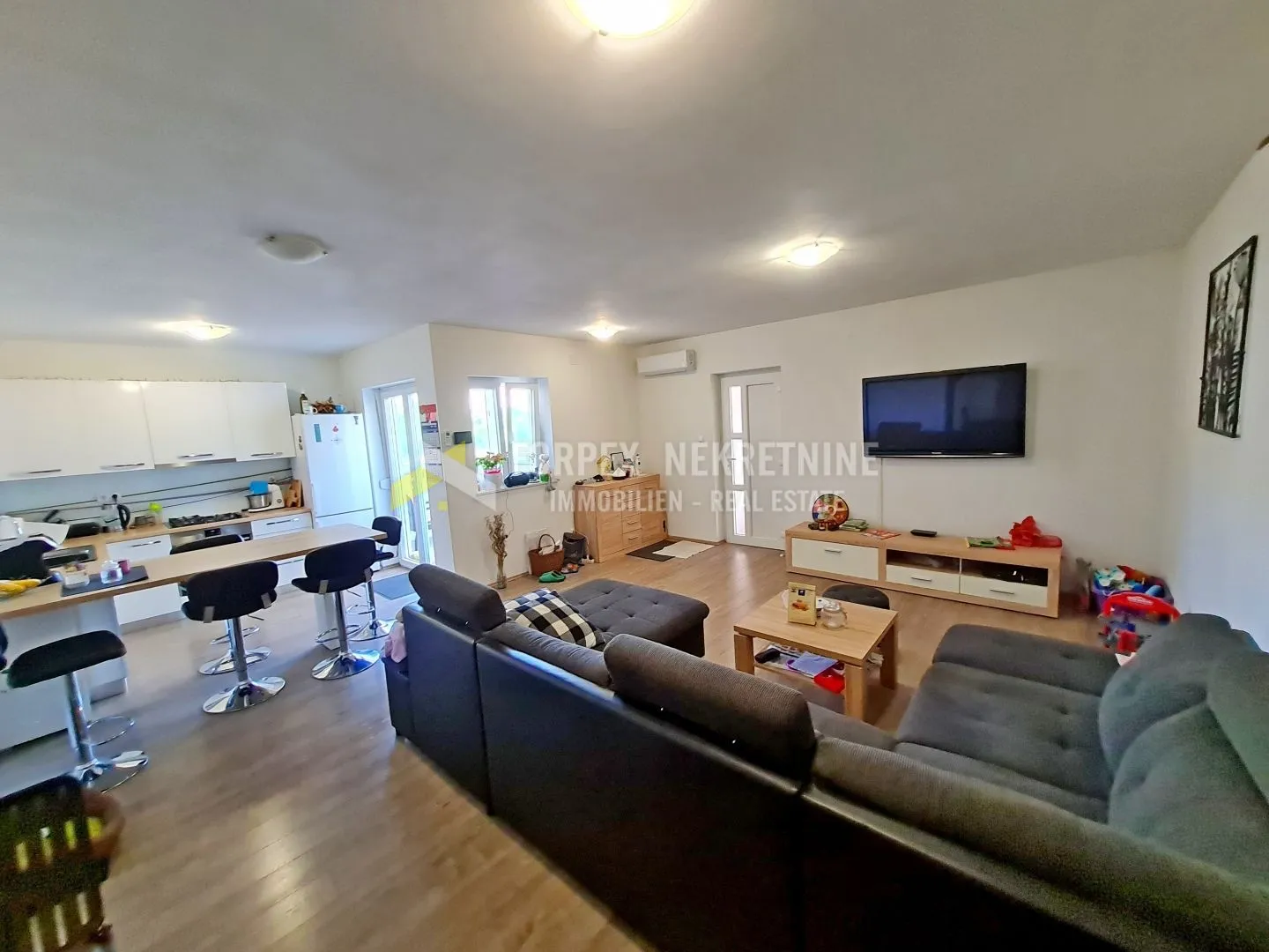 NOVI VINODOLSKI STAN SA 2S+DB, SA OKUĆNICOM 170 m2