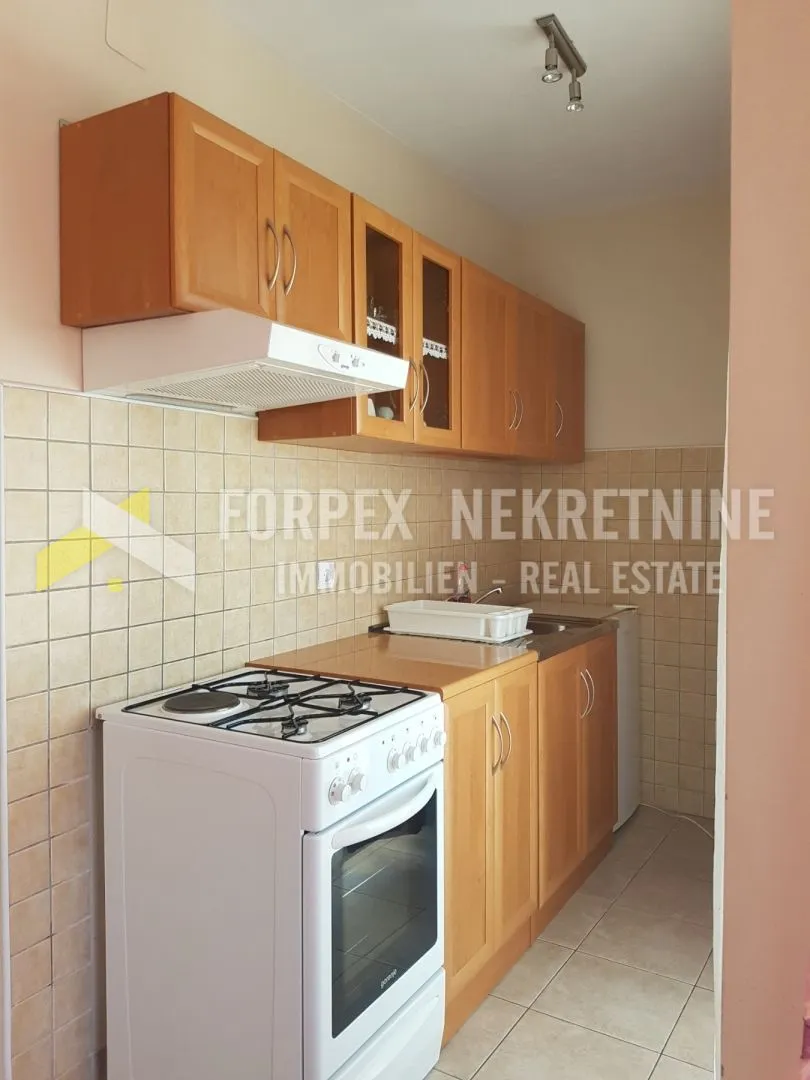 novi vinodolski kuća sa 5 apartmana i okućnicom - slika 10