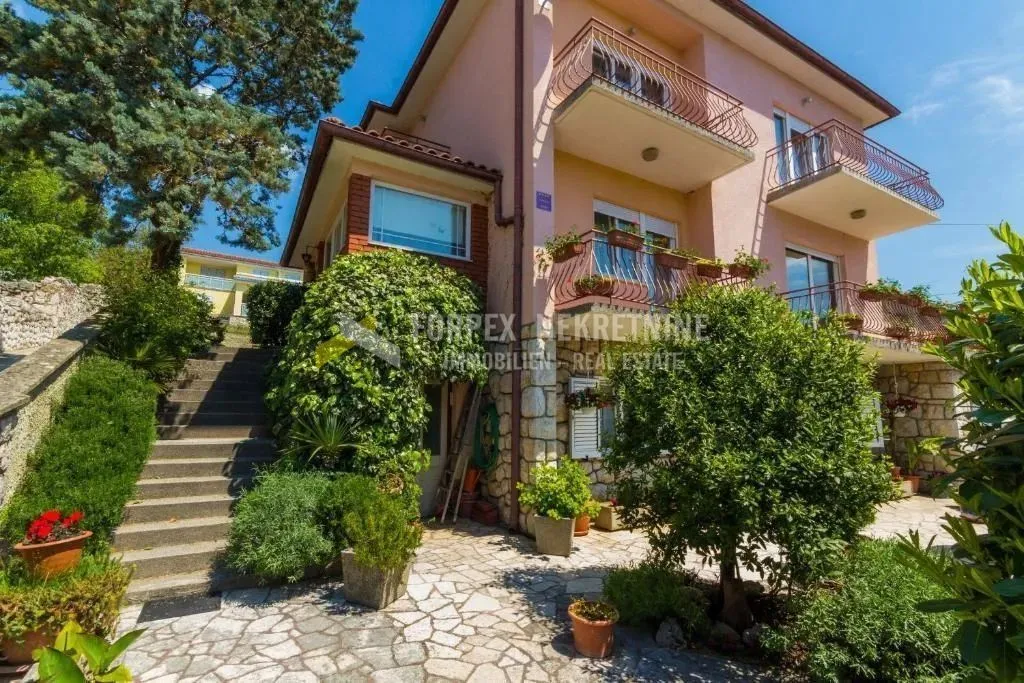 Novi Vinodolski Kuća Sa Tri Kata U Centru Grada I Okućnicom