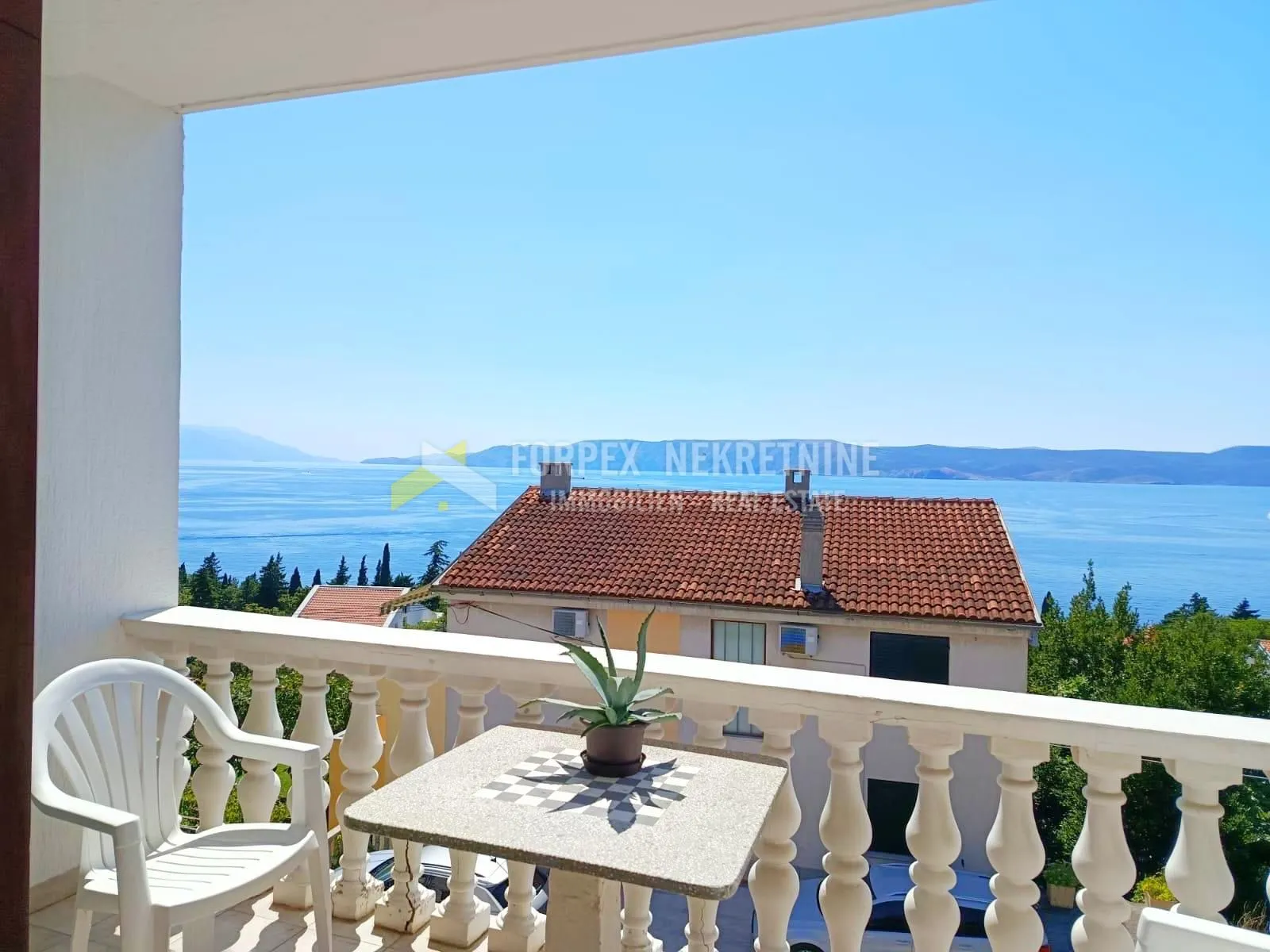 NOVI VINODOLSKI-BRIBIRKSA OBALA DVOETAŽNI STAN 150 m OD MORA