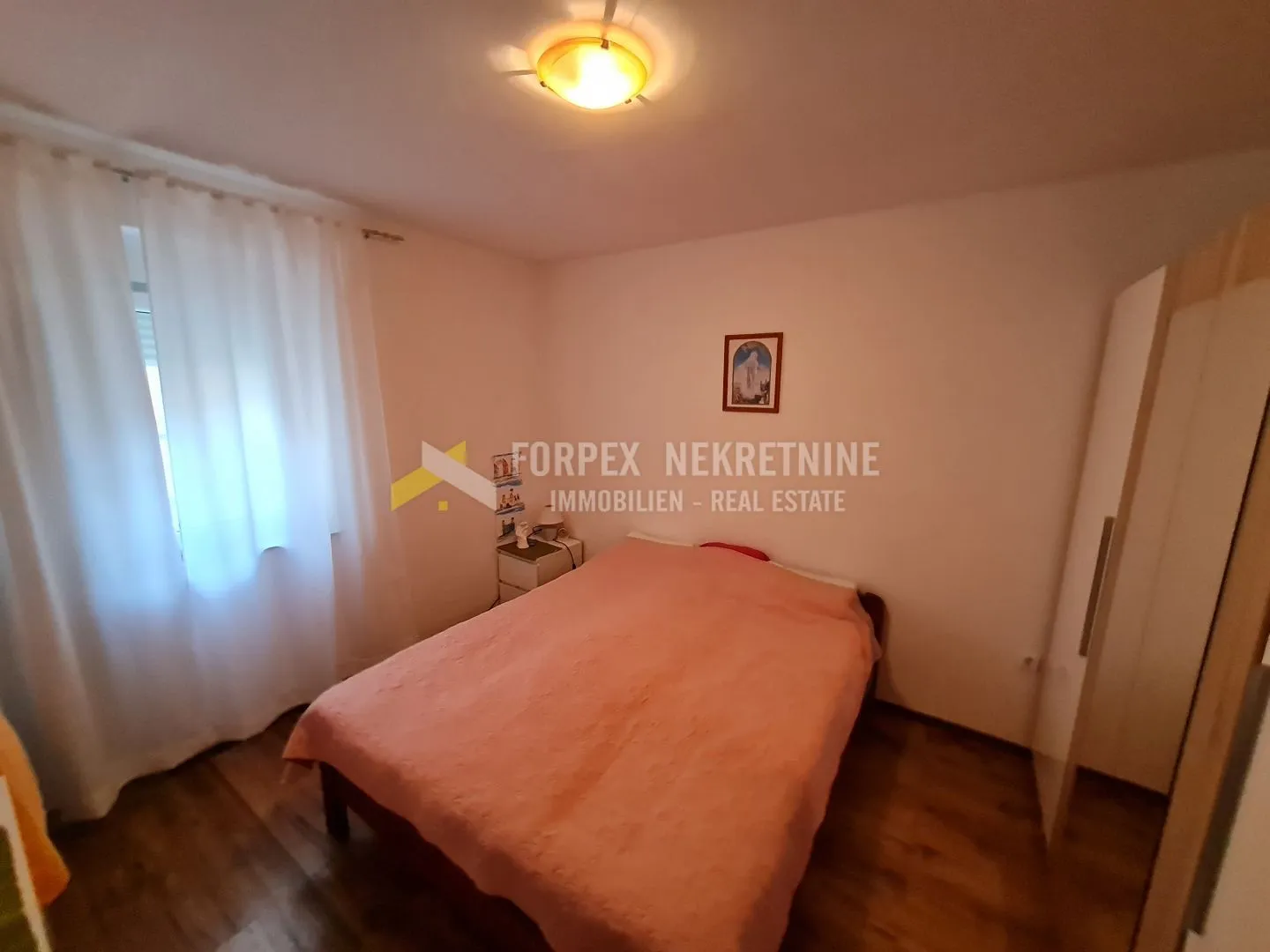 novi vinodolski stan sa tri spavaće sobe i dvorištem - slika 5
