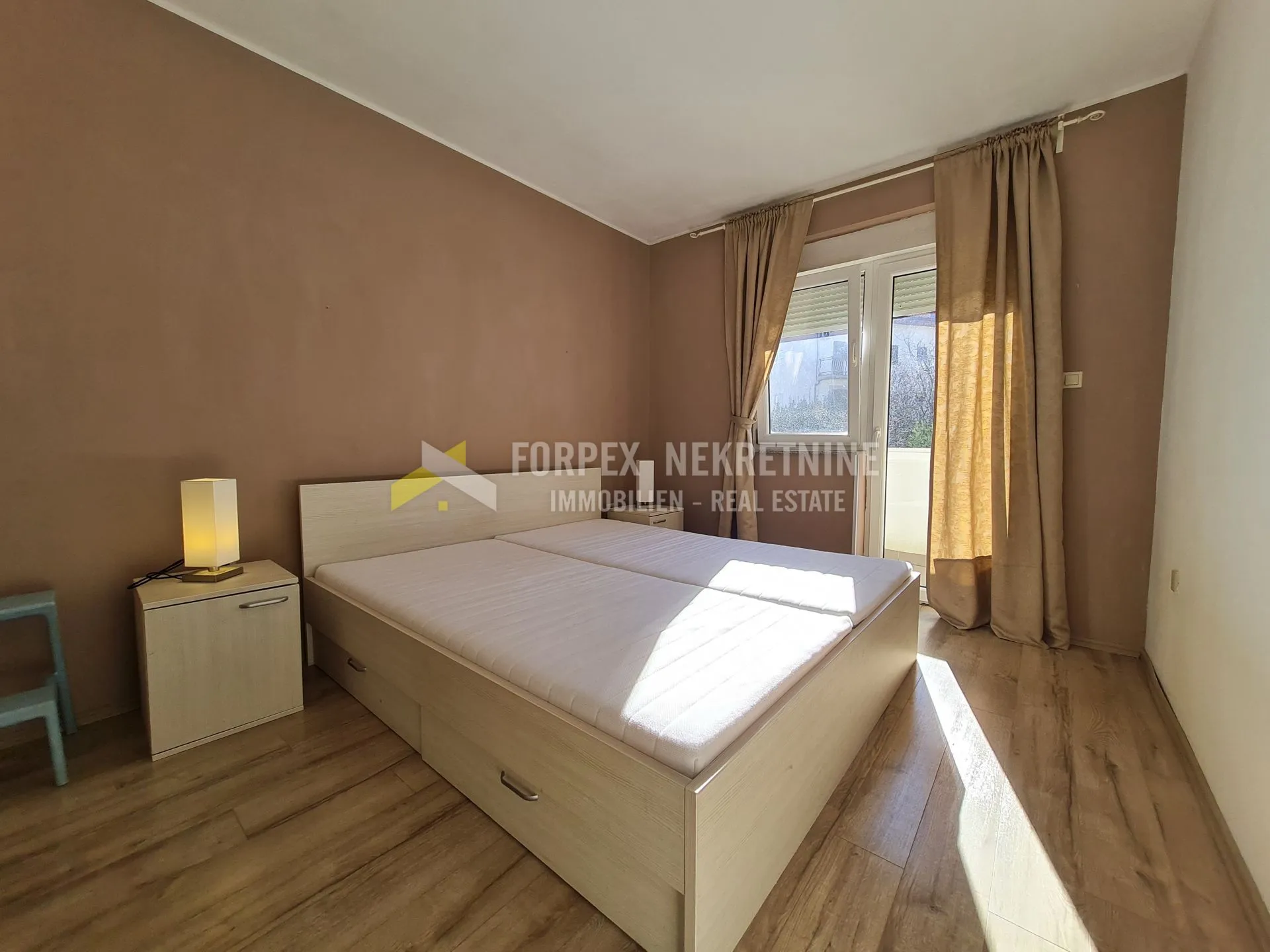novi vinodolski 2s+db stan 400 metara od mora - slika 9