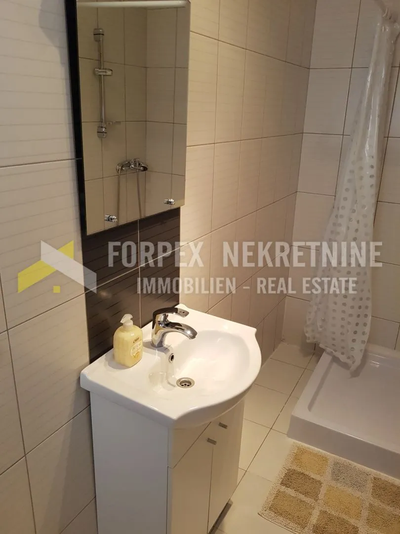 novi vinodolski kuća sa 5 apartmana i okućnicom - slika 3