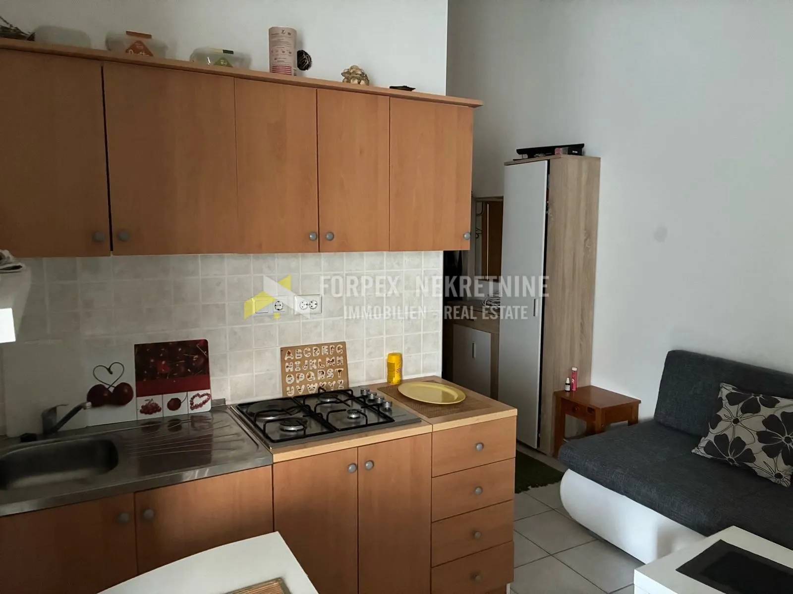 novi vinodolski-garsonijera, odlična lokacija - slika 3