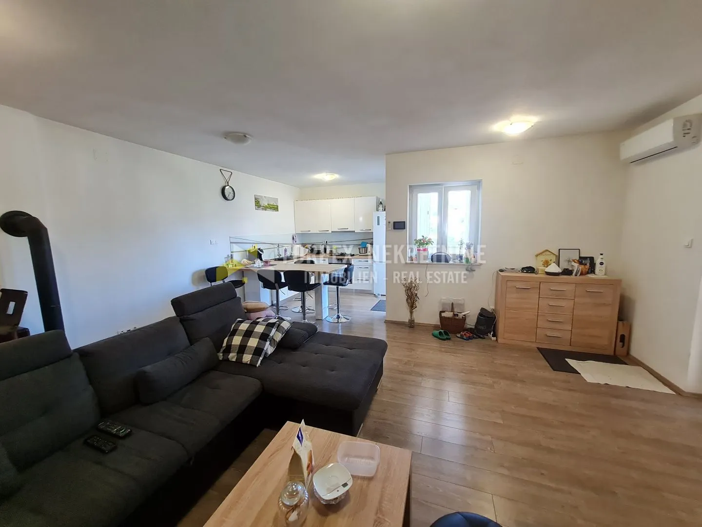 novi vinodolski stan sa 2s+db, sa okućnicom 170 m2 - slika 5