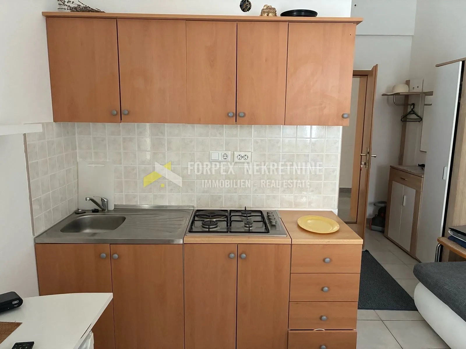 novi vinodolski-garsonijera, odlična lokacija - slika 4