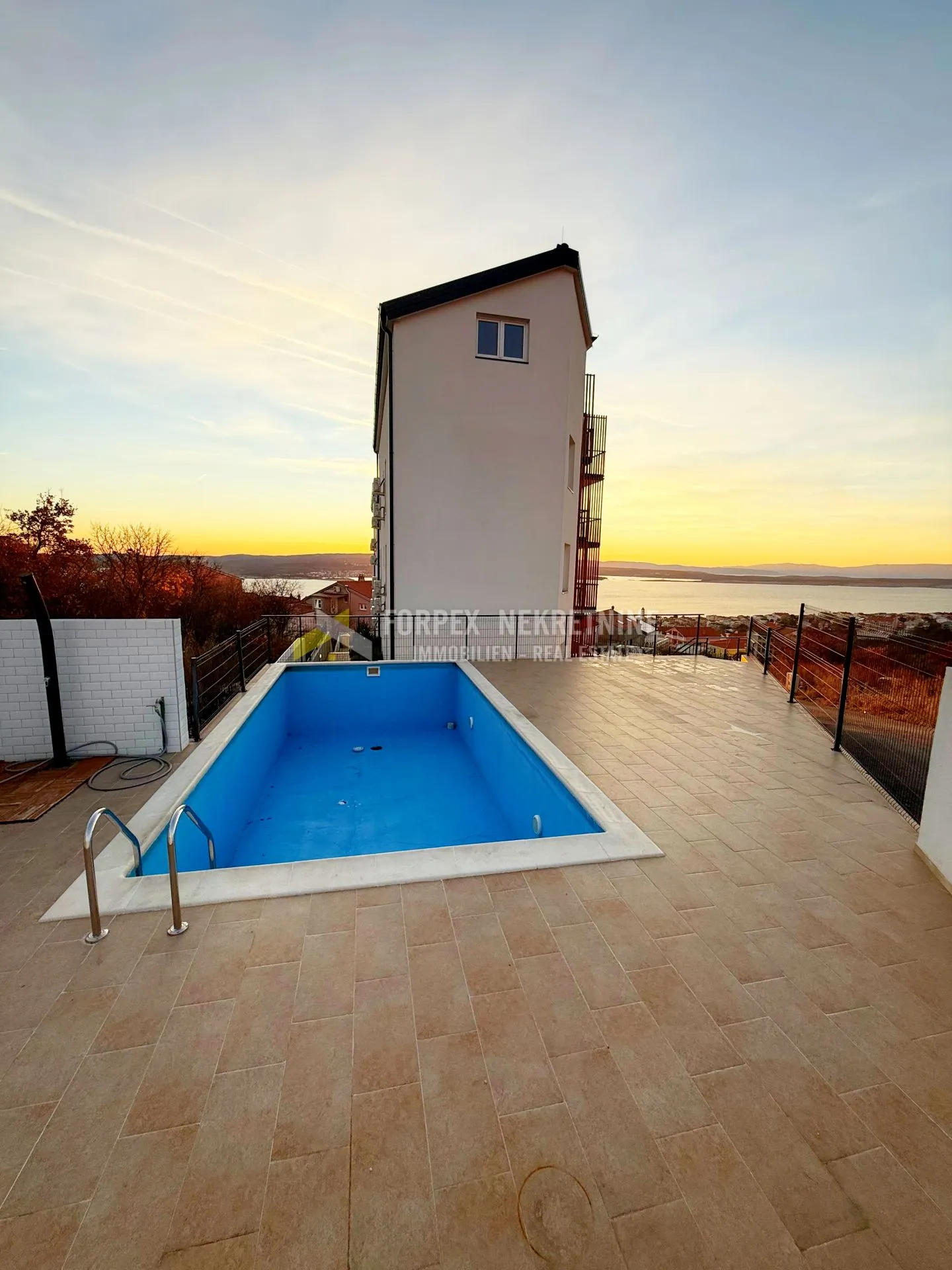 crikvenica-kuća sa 4 apartmana i bazenom - slika 2