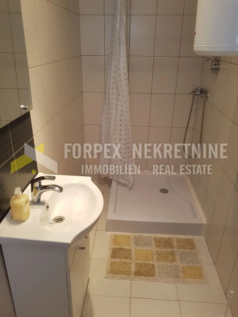 novi vinodolski kuća sa 5 apartmana i okućnicom - slika 9