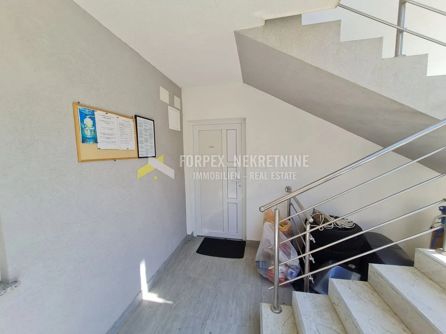 novi vinodolski stan sa 2s+db, sa okućnicom 170 m2 - slika 10