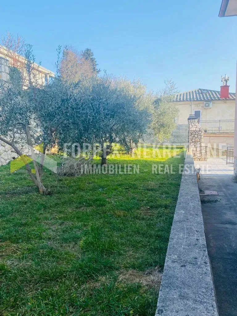 novi vinodolski kuća sa tri kata u centru grada i okućnicom - slika 12