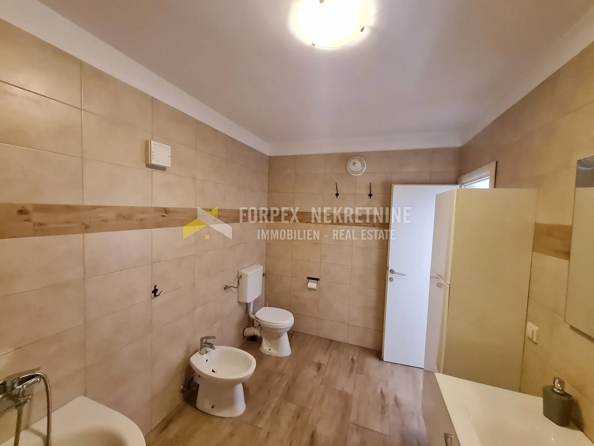 novi vinodolski 2s+db stan 400 metara od mora - slika 12