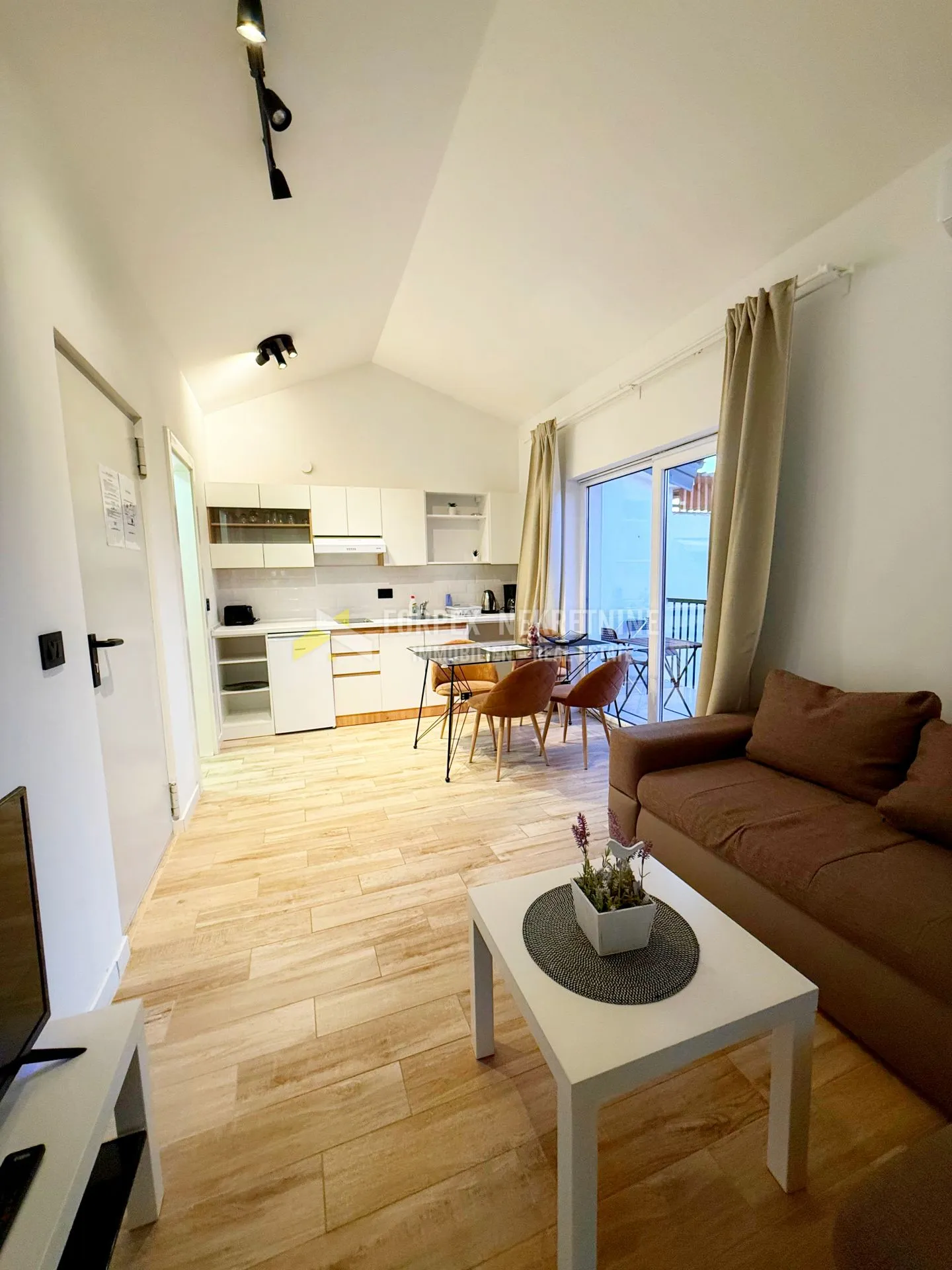 crikvenica-kuća sa 4 apartmana i bazenom - slika 14