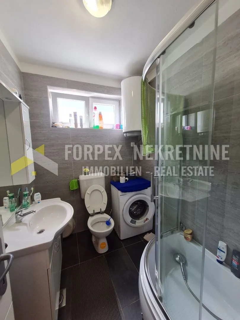 novi vinodolski stan sa 2s+db, sa okućnicom 170 m2 - slika 8
