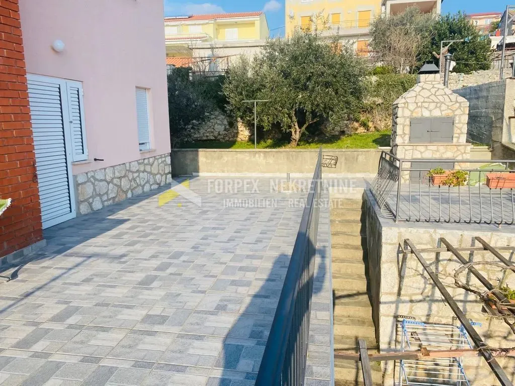 novi vinodolski kuća sa tri kata u centru grada i okućnicom - slika 17