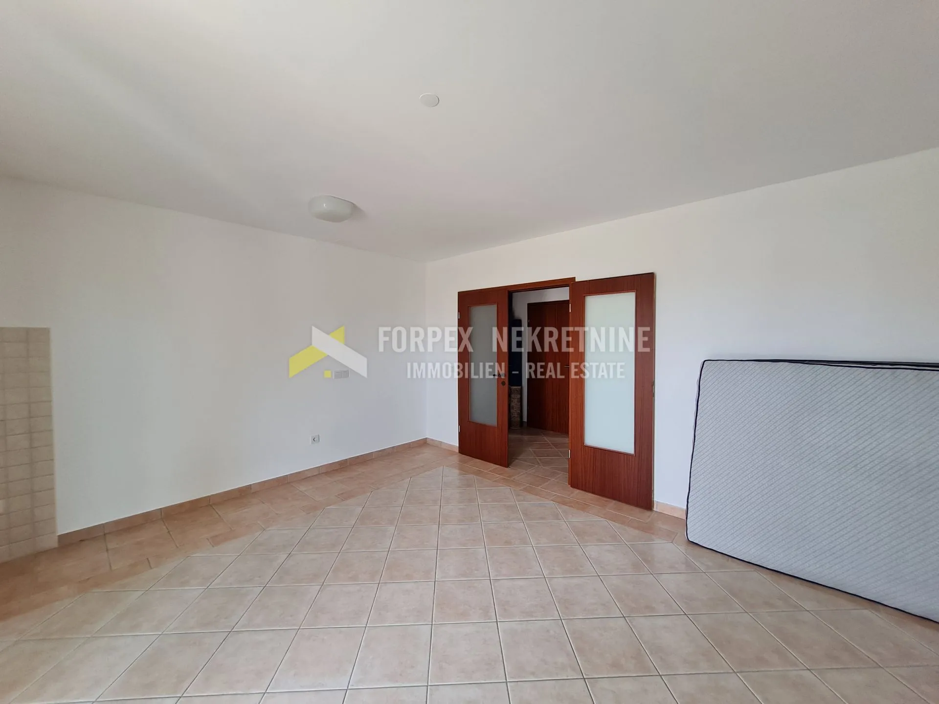 novi vinodolski-stan 70m2 sa okućnicom - slika 4