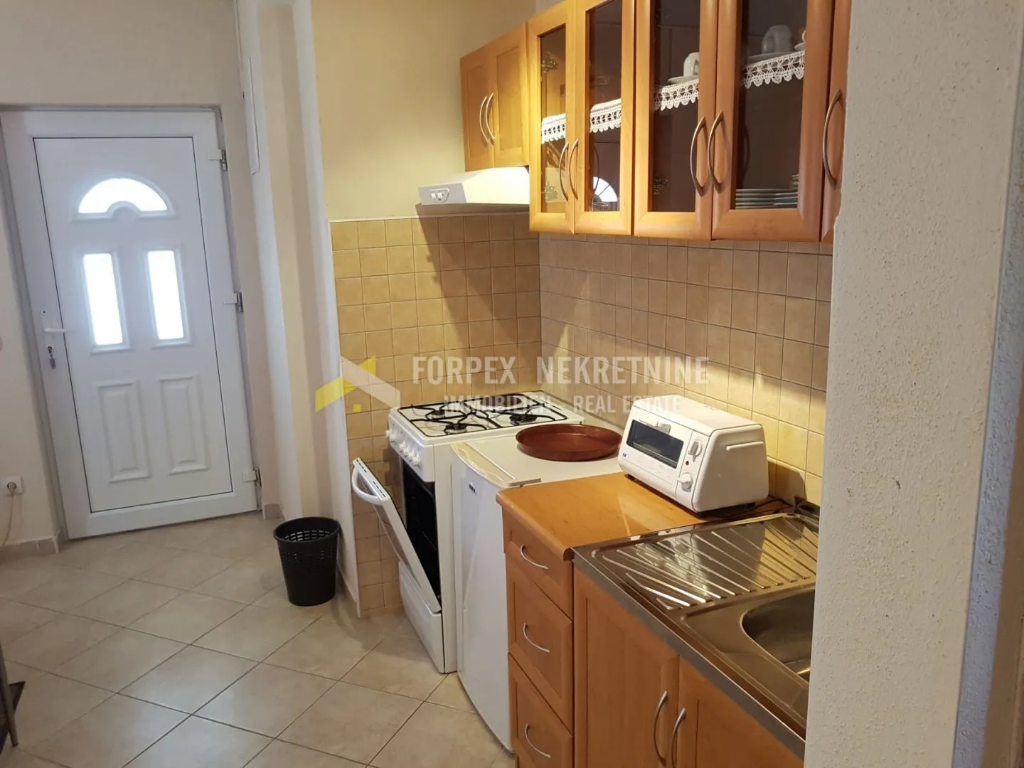 novi vinodolski kuća sa 5 apartmana i okućnicom - slika 7