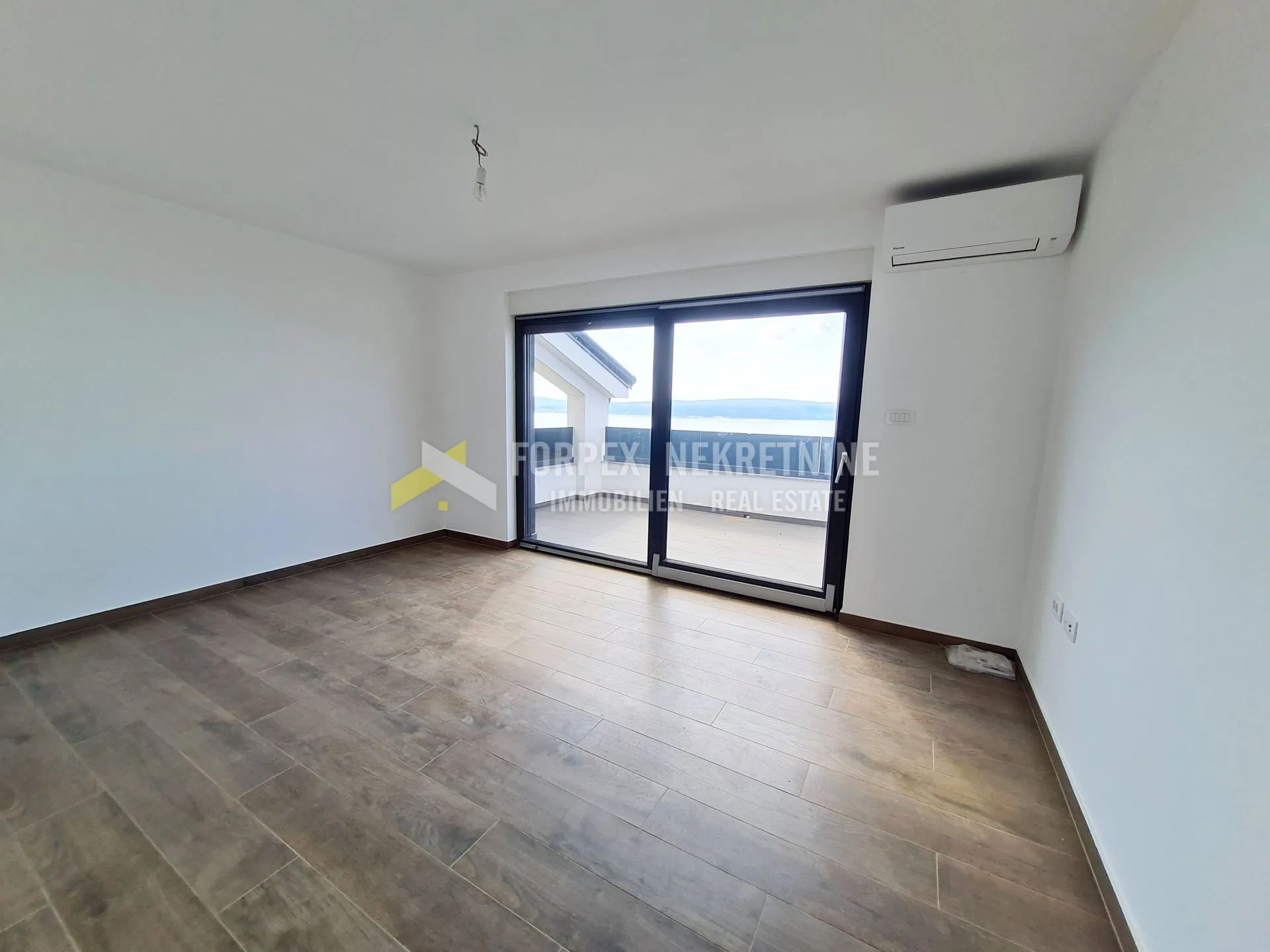 CRIKVENICA-DVOETAŽNI STAN 101 m2 SA POGLEDOM NA MORE