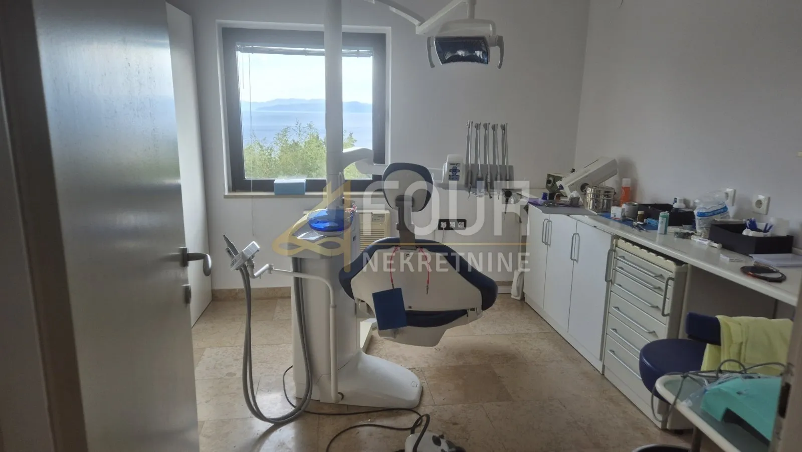 Rijeka, Kantrida, dvoetažni poslovni prostor, 98m2