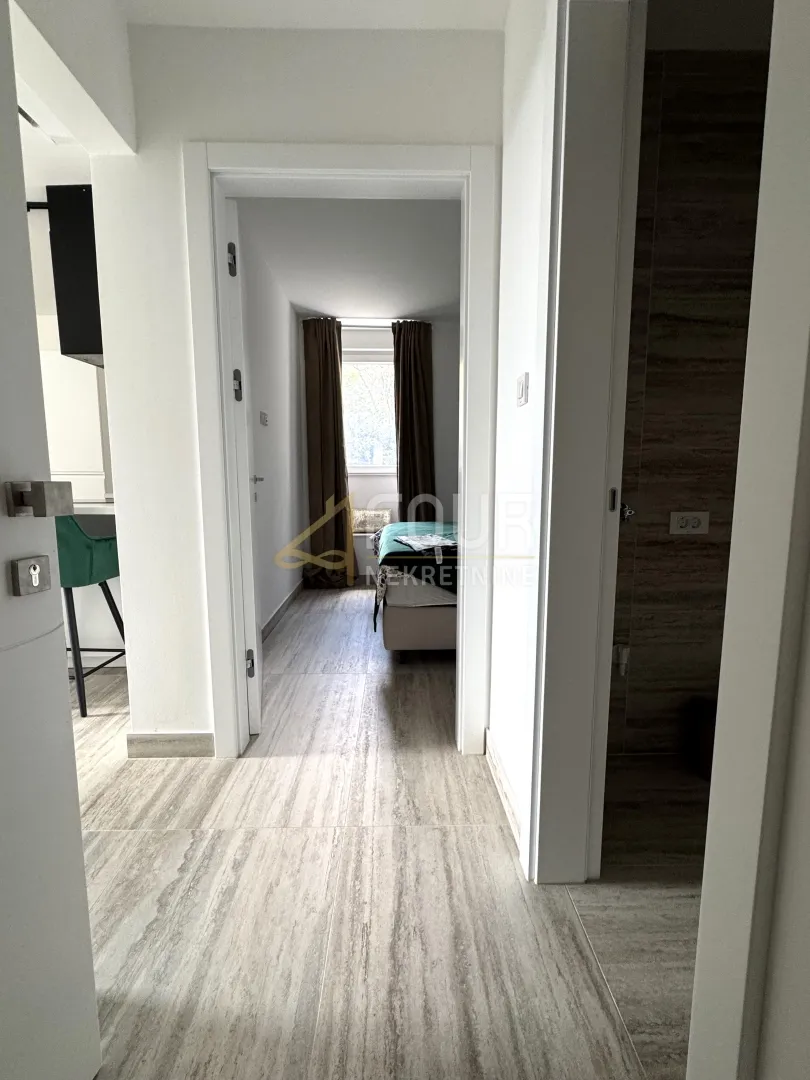 rijeka, podmurvice, vrhunska vila s 5 stanova i posebnom kućicom - slika 25