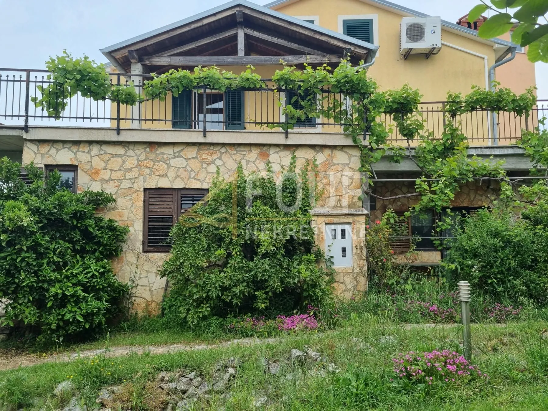 Istra, Pula, dvije kuće, bazen, 4 garaže, velika okućnica