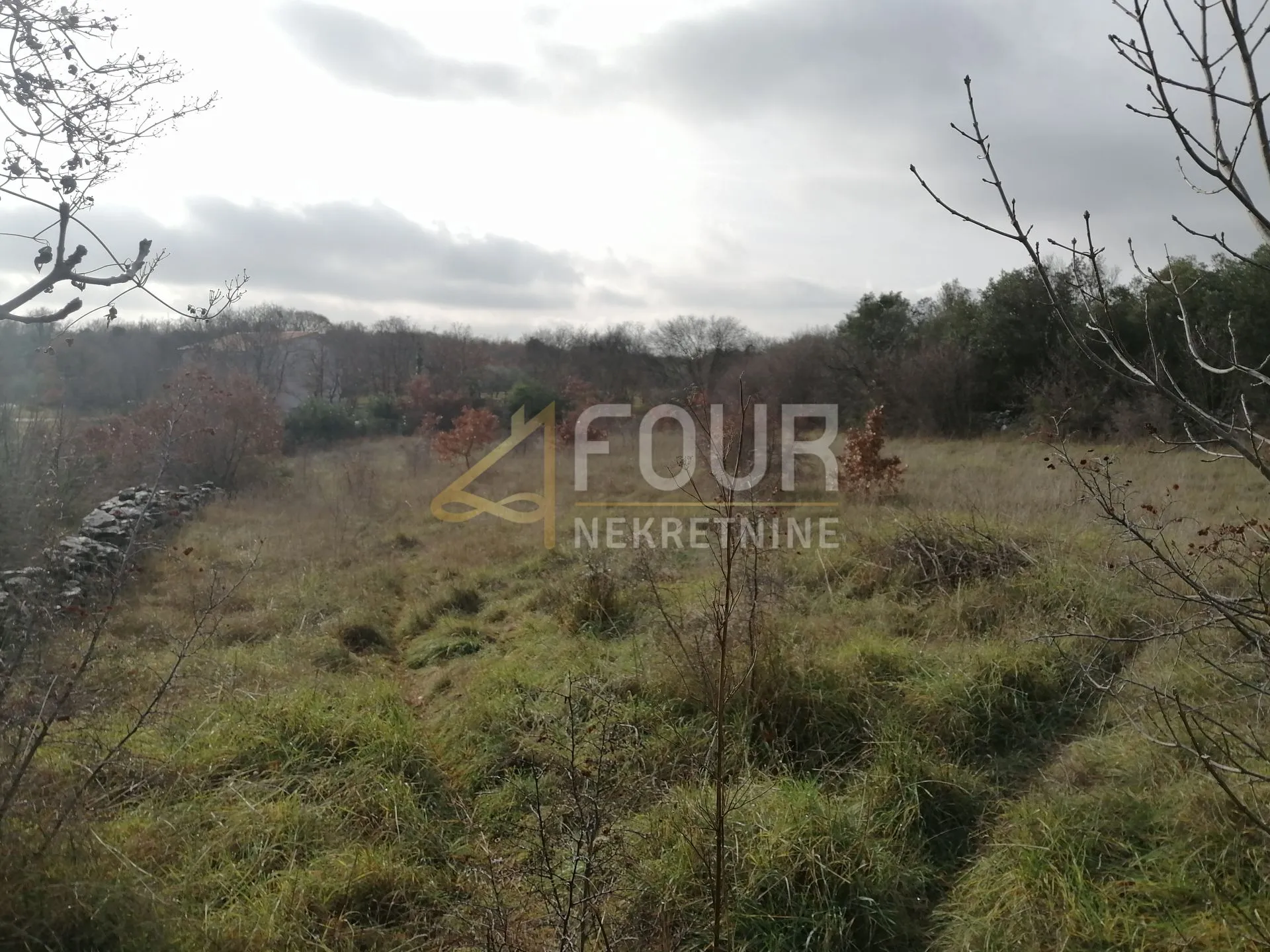 Istra, Marčana, zemljište 3.830m2 od čega je 2.330m2 građevinsko