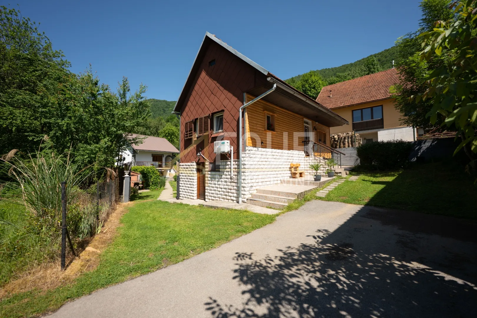 Gorski kotar, okolica Delnica, dvije kuće - Delnice